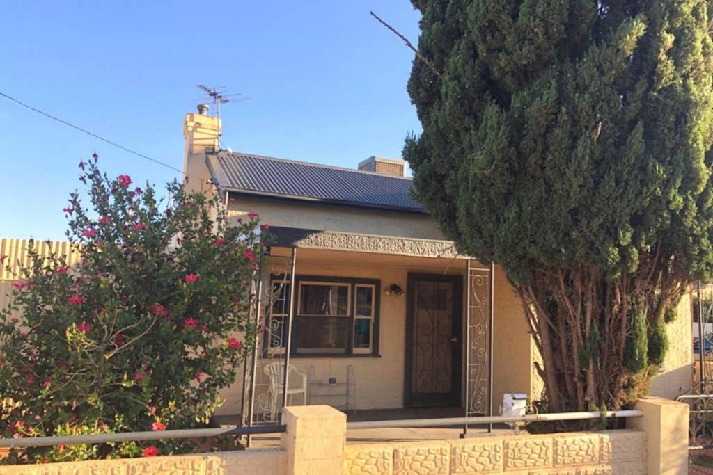 Modern Charming Miners' Cottage +Free Internet Broken Hill Exterior foto